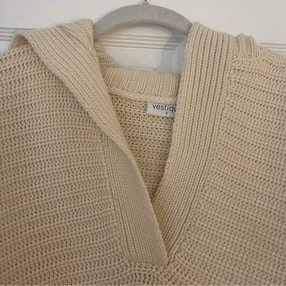 Vestique Cream Collar Sweater - Picture 2 of 3